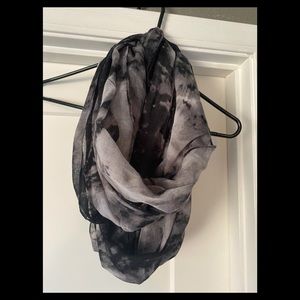 Black and gray scarf